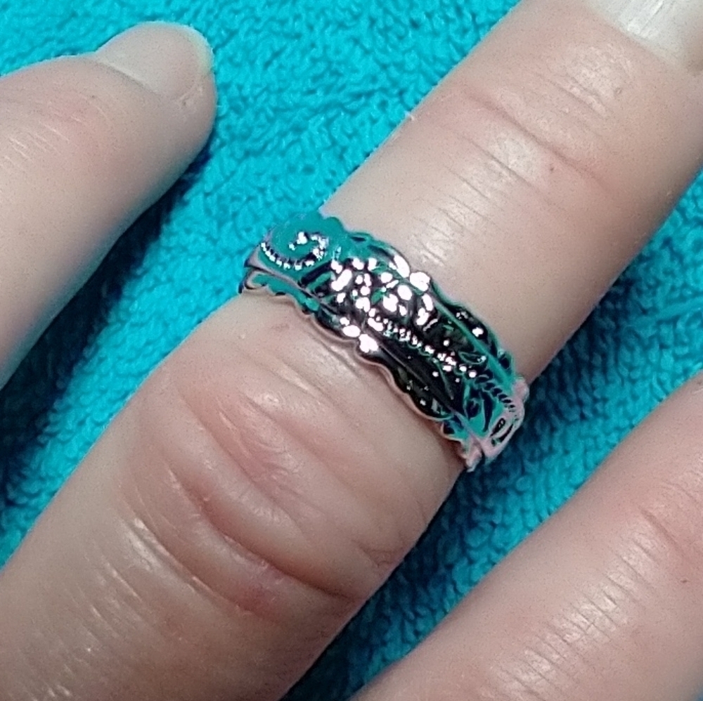 Silvertone Floral Flower Band Ring